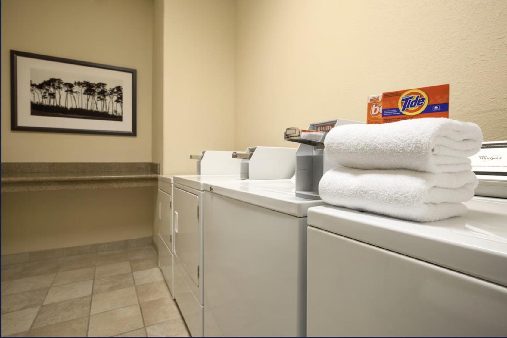 Harmony Inn & Suites Fort Dodge Buitenkant foto